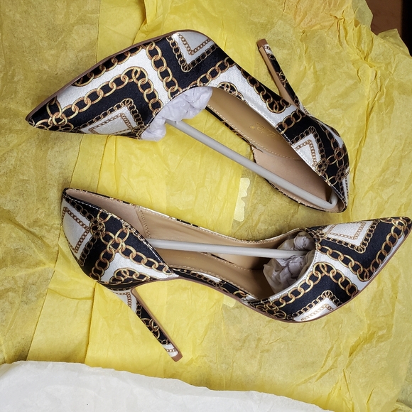 ๐ Gold Chain Print On Off-white Heels ๐ - Picture 2 of 8